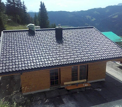 Dacheindeckung mit Tondachziegel schwarz engobiert