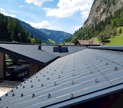 Dacheindeckung mit Prefa Aluminium-Dachplatte bei einem Privathaus in Hüttschlag
