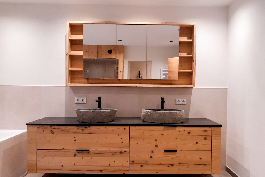 Sanitärinstallationen in einem Badezimmer durchgeführt vom Installateur Heigl