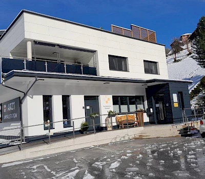 Weiße Fassade vom Dach Heigl