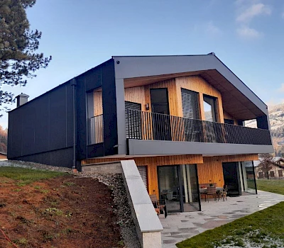 Fassadenbau mit Aluverbundplatte gestaltet von Dach Heigl