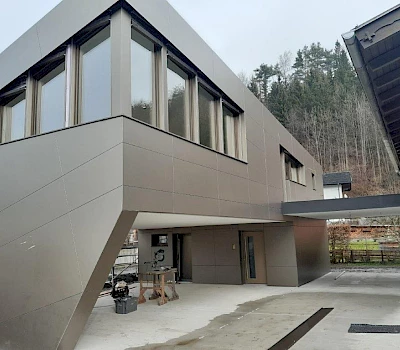 Dach Heigl verschönerte ein Einfamilienhaus in Pfarrwerfen mit Fassadenbau