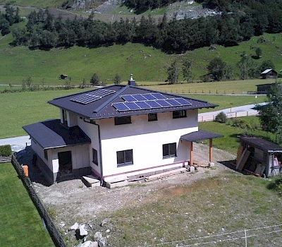 Aufdach PV-Anlage auf Bitumenschindel in Hüttschlag