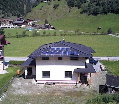 Aufdach PV-Anlage auf Bitumenschindel erbaut von Dach Heigl Großarl