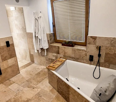 Badezimmer mit Badewannde - Installationsarbeiten vom Installateur Heigl